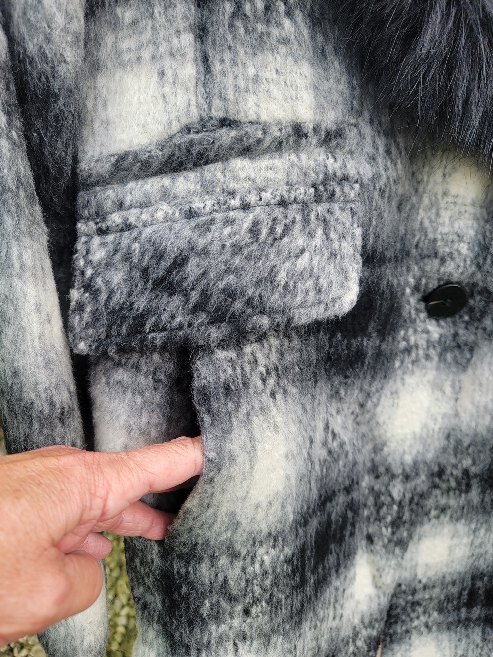 Laundry By Shelli Segal Black & White Plaid Coat with Faux Fur Collar - Picture 7 of 16